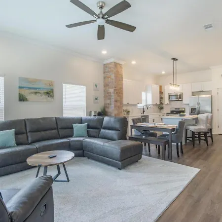 Beach Retreat At Gaston Point